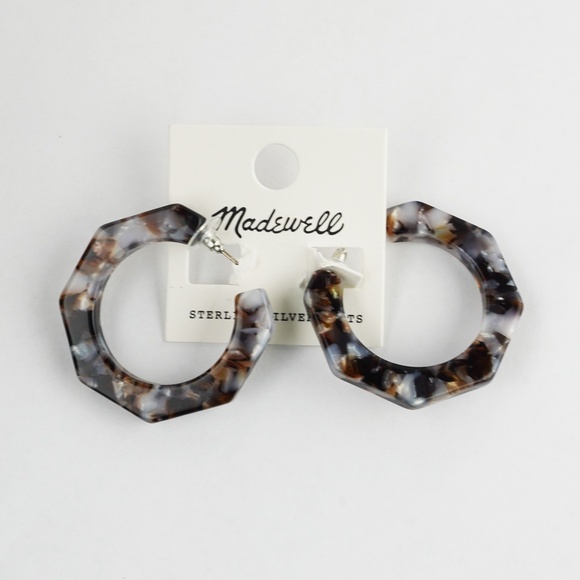A new twist on our best-selling tortoiseshell acetate hoops these geometric stat - Picture 3 of 3